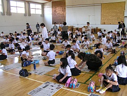 四年生が講堂に集合です